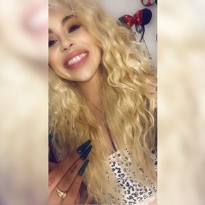 Meet your Posher, Crystal Bee